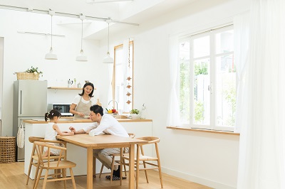 お互いの顔が見えるキッチンで会話を増やす