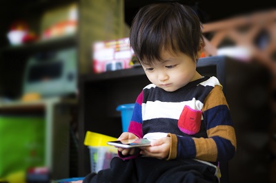 スマホを使う時間が長いと成績が下がる