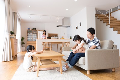 ダイニングテーブルの上に物を置かない